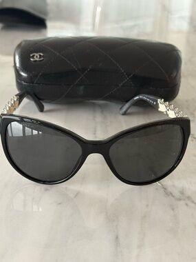CHANEL Black Cat-Eye Sunglasses with Silver Chain Temples